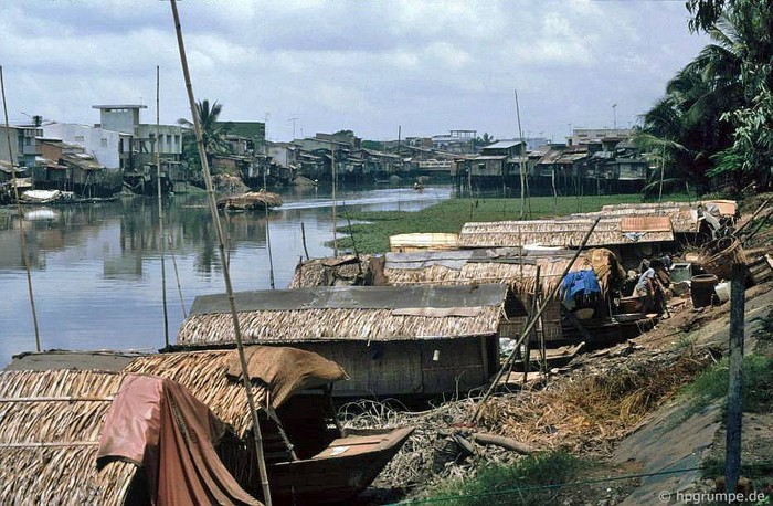 Xóm ngụ cư cạnh sông Sài Gòn, 1991.